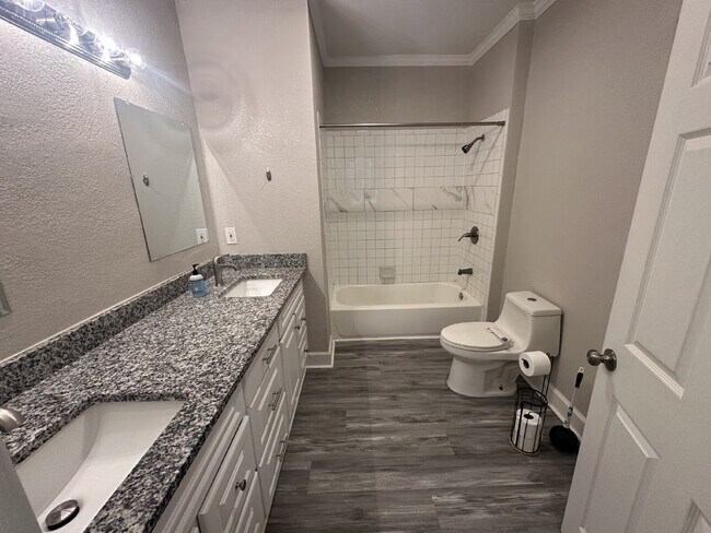 Building Photo - Beutifully Updated 2 Bedroom Home in Dixieland Community in South Lakeland