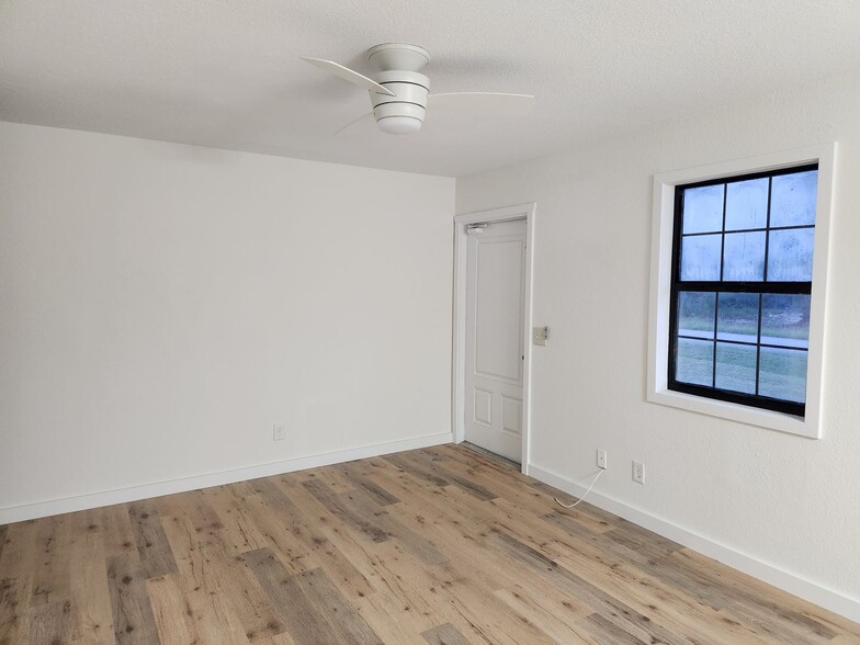 Building Photo - Cozy 3BR 1BA House Near Buckingham Area RECENTLY REDUCED!