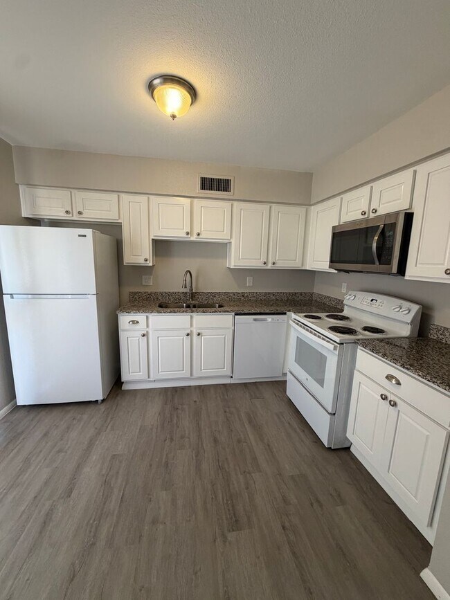 Building Photo - 1431 S Lazona Dr