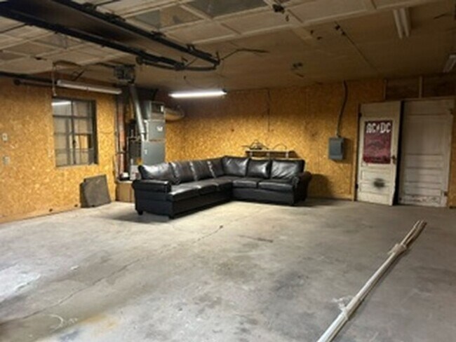 Building Photo - FURNISHED RENTAL, 3 bedroom with 4 car garage