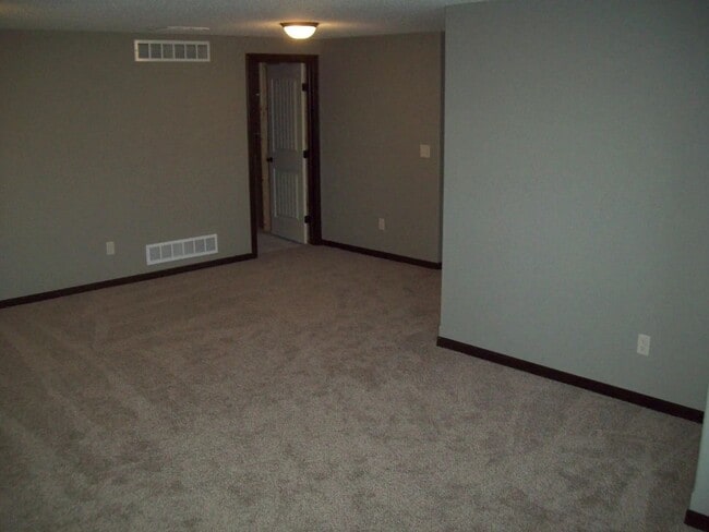 Building Photo - 5350 N Cypress Dr