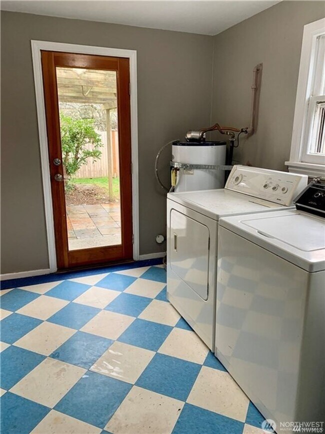 Building Photo - 2bd/1ba Seattle Home