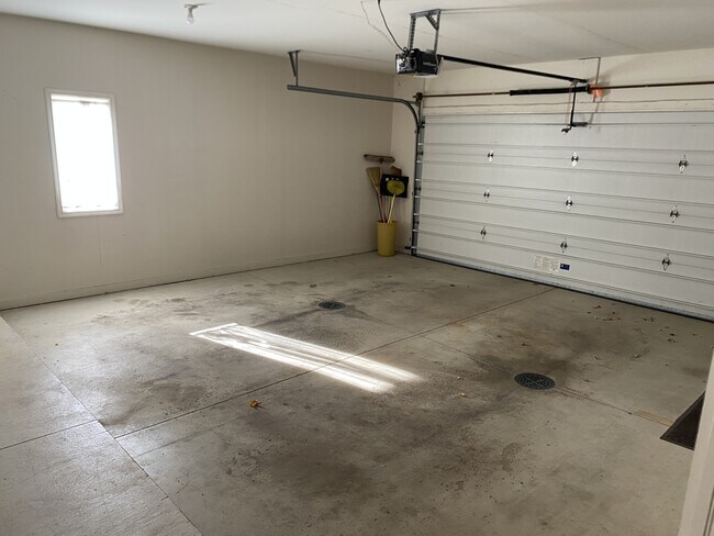 Building Photo - 783 Holly Creek Dr