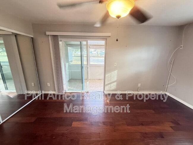 Building Photo - 2202 Clubhouse Dr