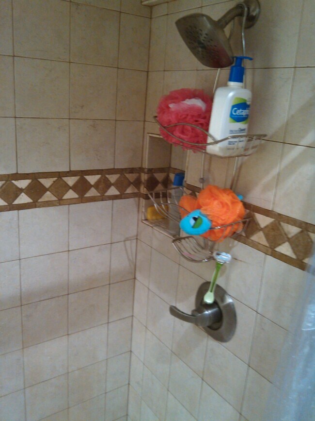 FUll BATHROOM - 15 Overland Ave