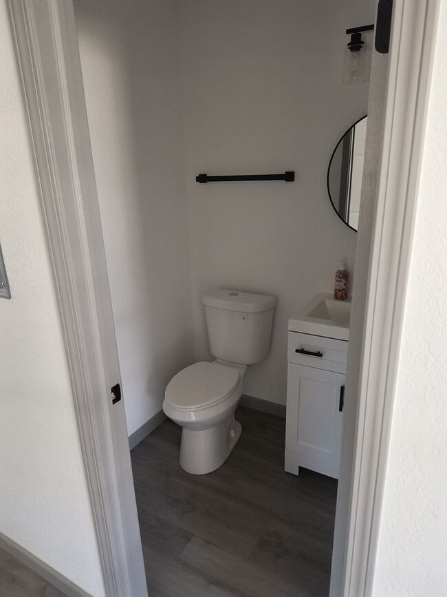 Building Photo - Newly Remodeled 2 Bedroom 1 1/2 Bath Home