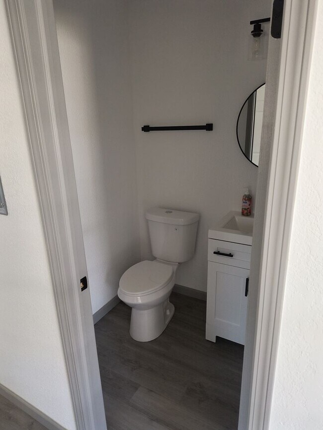 Building Photo - Newly Remodeled 3 Bedroom 1 1/2 Bath Home