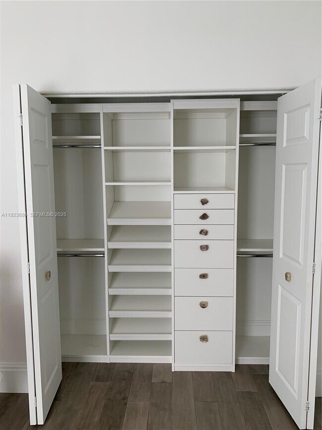 Building Photo - 6013 NW 56th Dr