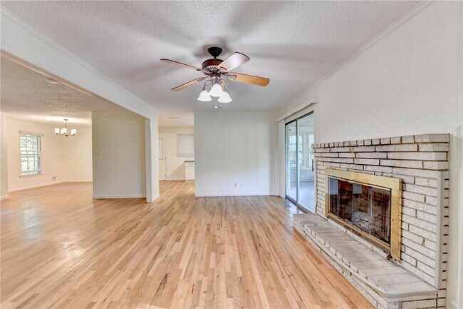 Building Photo - 2628 Whitehurst Dr