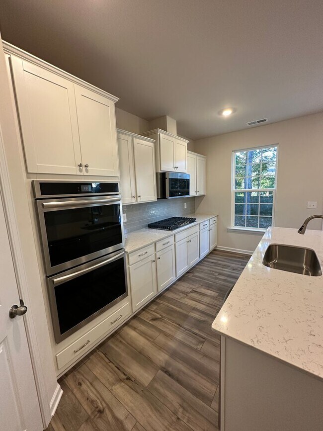 Building Photo - 4BR/3.5 Bath Townhouse in Prime Ballantyne Location; Great Schools