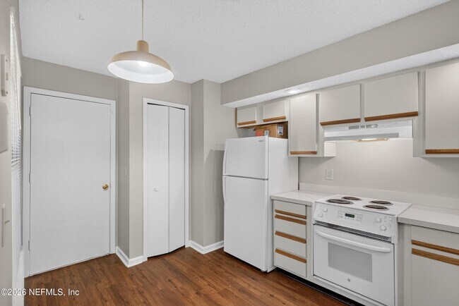 Building Photo - 8010 International Village Dr