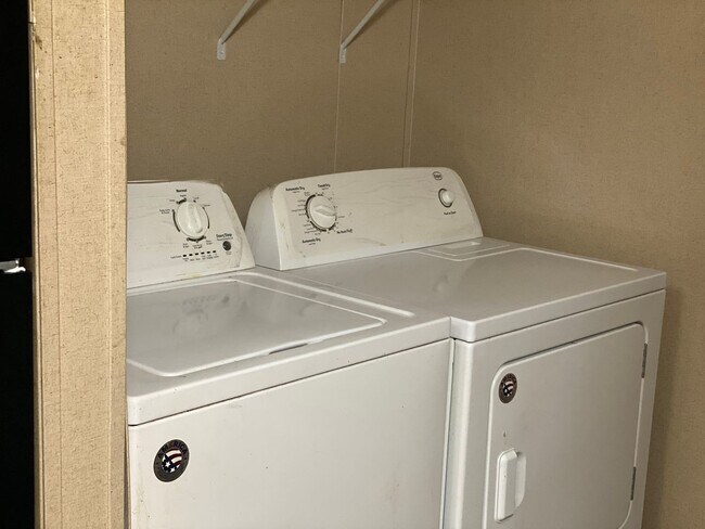 Building Photo - 2 Bedrooms, 2 Bathrooms - Home in Cedar Bluff!