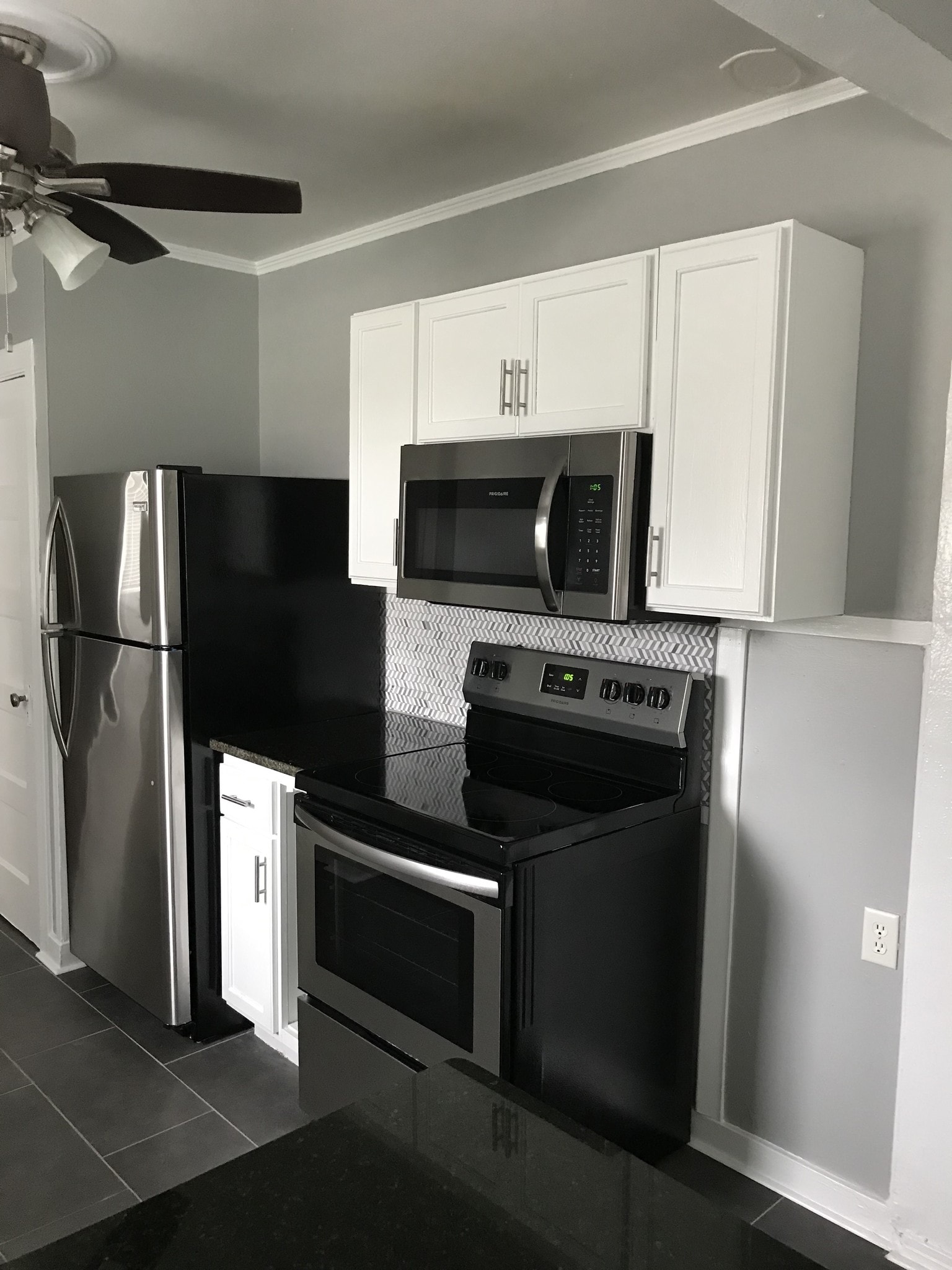 Kitchen - 1401 Hurley Ave