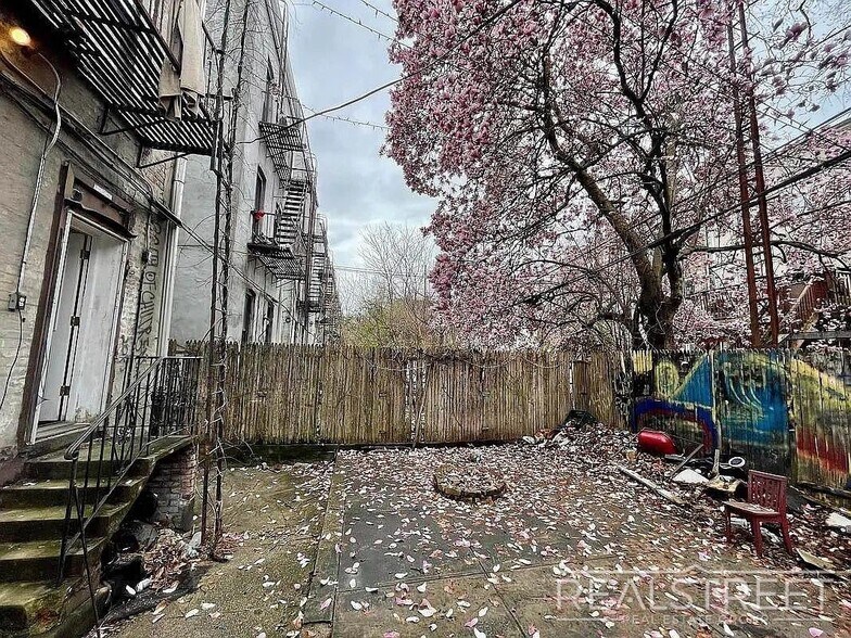 Building Photo - Spacious 3BR Apartment with Backyard Access in Prime Bushwick