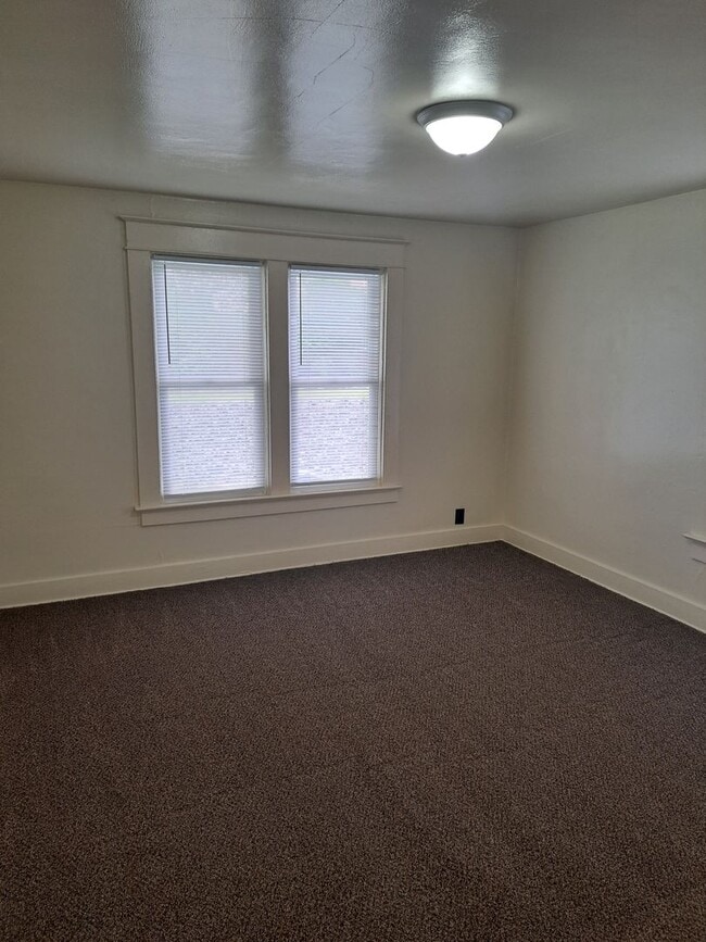 Building Photo - 4 Bedroom near Lakeside Park