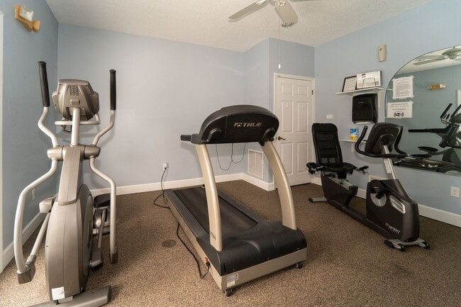 Building Photo - Belle Haven 2-Bedroom Condo with Pond View and Garage