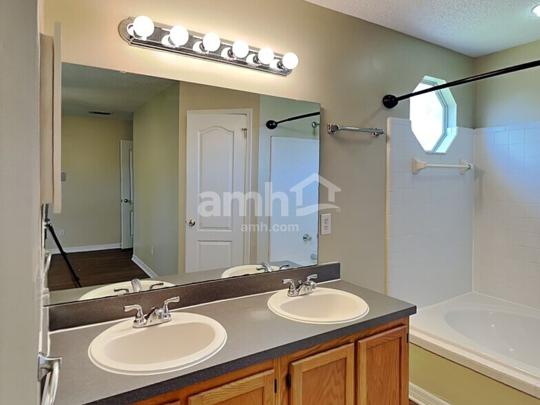 Building Photo - 1915 Breckenridge Blvd