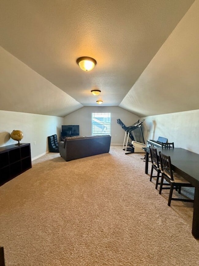 Building Photo - Spacious 3-Bedroom Home with Bonus Room in...