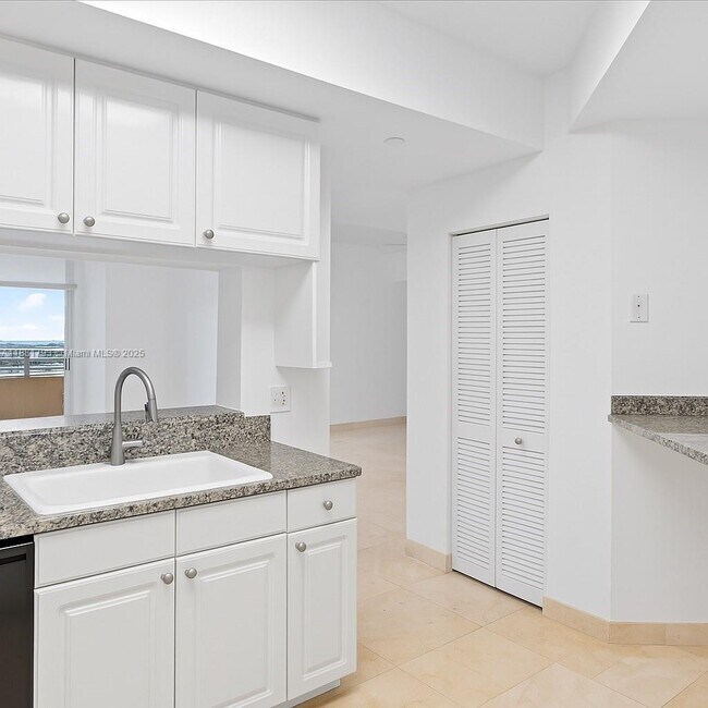 Building Photo - 888 Brickell Key Dr