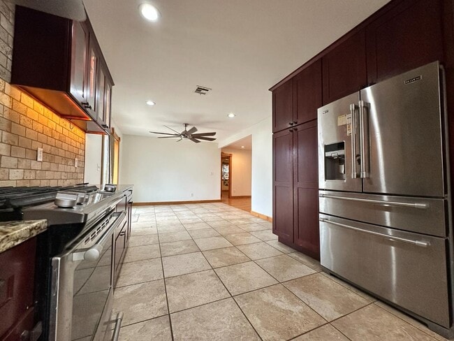 Building Photo - 2833 Kent Dr