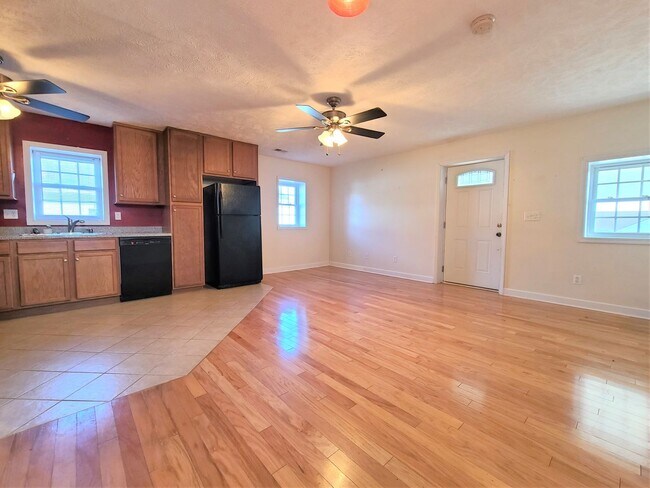Building Photo - 1br, 1ba home  in Bloomingdale area, must see!