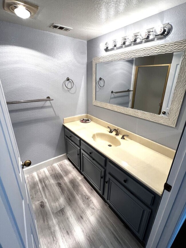 Building Photo - Modern Beachside Living – 2-Bed, 2.5-Bath ...