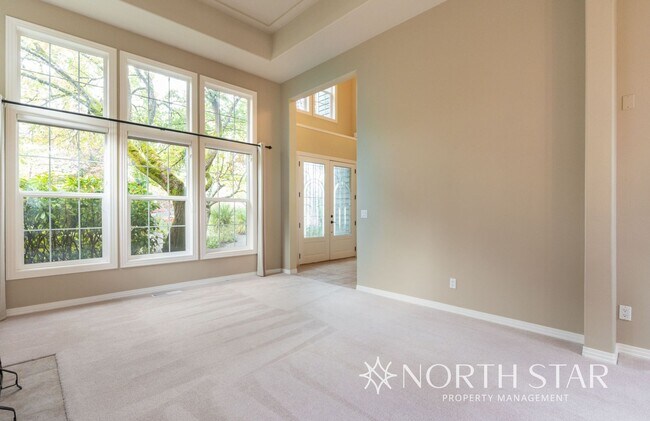 Building Photo - Spacious Elegance in Lake Oswego