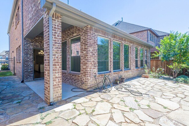 Building Photo - This house offers beautiful open floor plan with high ceilings and lots of natural light.