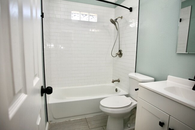 Building Photo - 3br 2ba in a Great Family Neighborhood