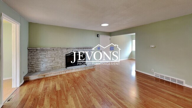 Building Photo - $1,000 Rent Credit if move-in occurs befor...