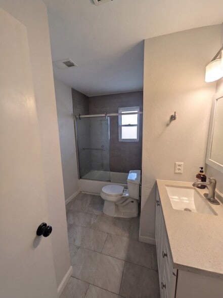 Hallway bathroom with shower and tub. - 3006 Campbell Pl