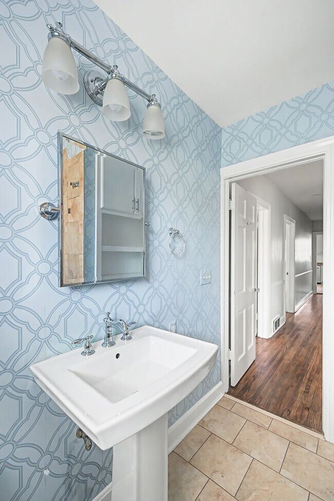 Building Photo - Beautiful 4BD/3.5BA home in the heart of Green Hills.