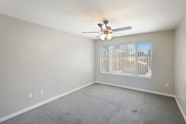 Building Photo - Centrally Located 3 Bed Condo In Gated Com...