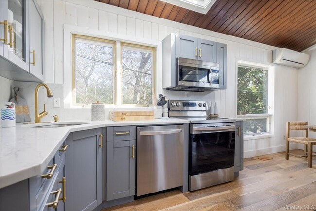 Building Photo - 10 Cedar Ave