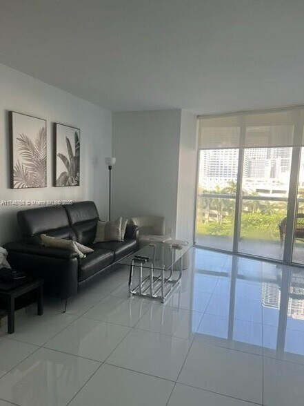 Building Photo - 495 Brickell Ave