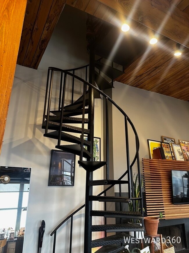 Building Photo - 1701 N Damen Ave