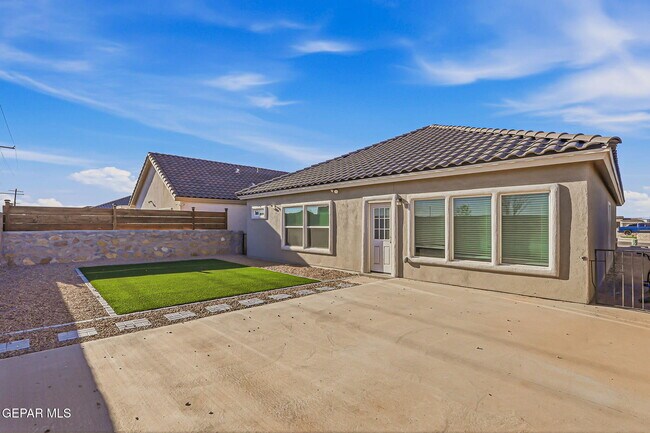 Building Photo - 13912 Loreina Luz Ave