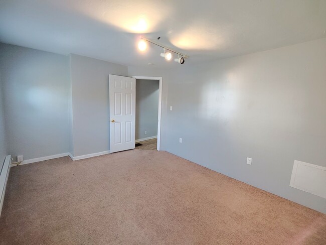 Building Photo - *Spacious & Updated 2BD/2BA Single Family ...