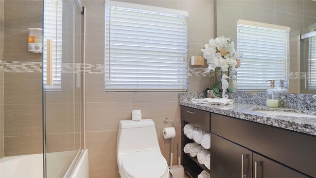 Building Photo - 2716 N Ocean Blvd