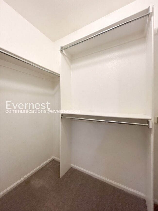 Building Photo - 2 Bed/2.5 Bath Townhome with Fenced Yard & Garage / Available Soon!