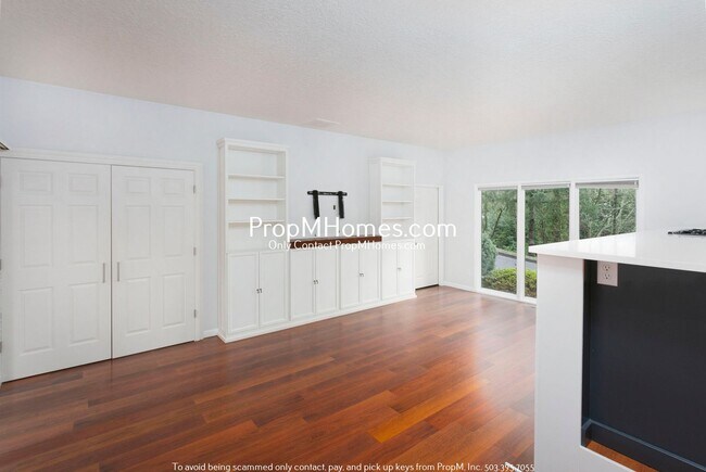 Building Photo - Updated Three Bedroom Gem in Lake Oswego!