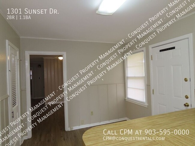 Building Photo - 1301 Sunset Dr