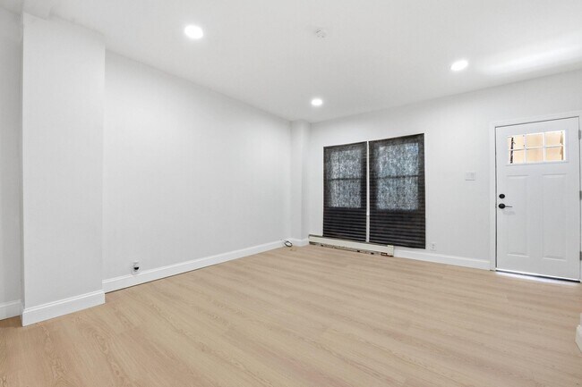 Building Photo - 139 W 51st St
