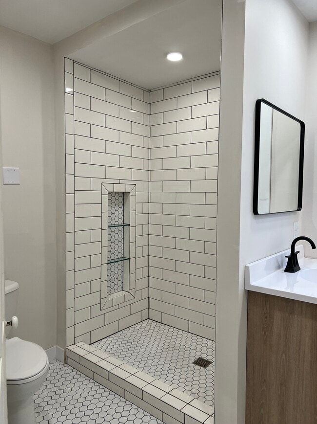 Building Photo - 915 W 5th St