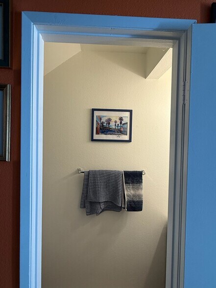 Building Photo - 263 S Ventura Rd