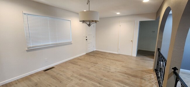 Building Photo - Beautiful 3 Bedroom 2 Bathroom Duplex in Desirable Greenhaven/Pocket Neighborhood