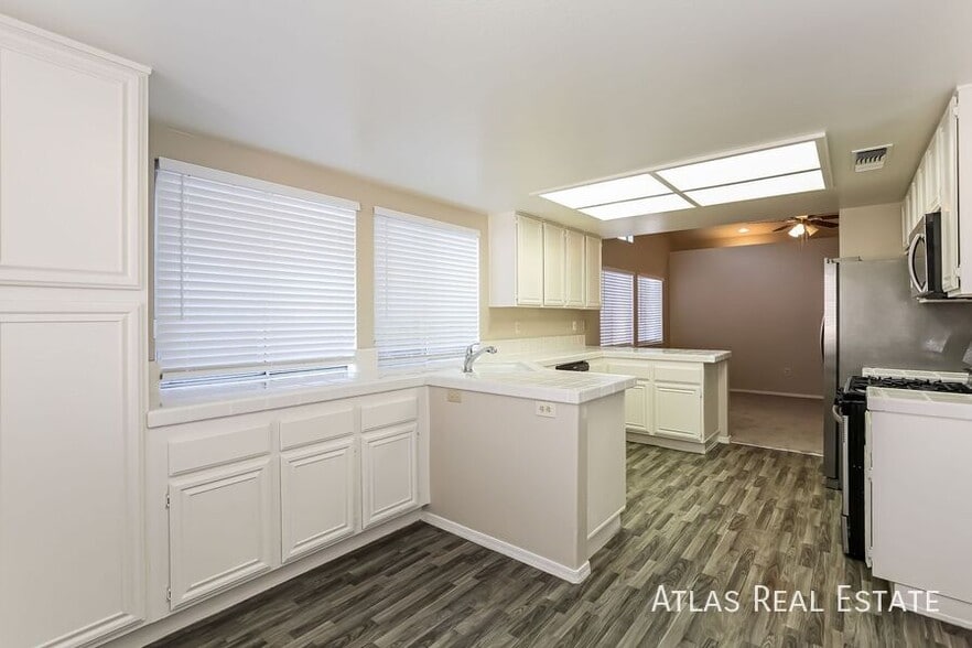 Building Photo - 5808 Ventana Dr