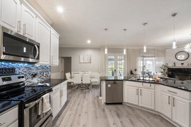 Building Photo - 511 N Pine Meadow Dr