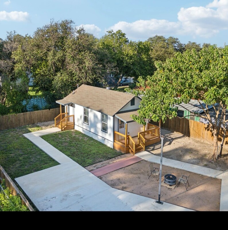 Building Photo - 1006 Center St