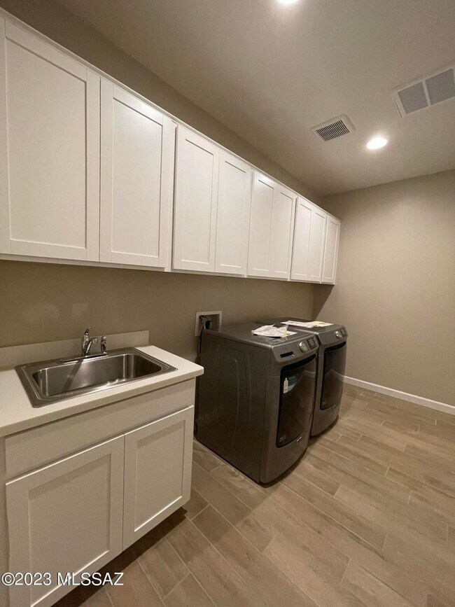 Building Photo - 4 Bed / 3 Bath Energy-efficient home! High...
